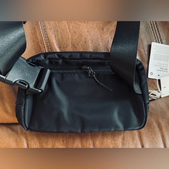 Lululemon Everywhere Belt Bag *Crinkle Nylon 1L Black - Picture 5 of 10